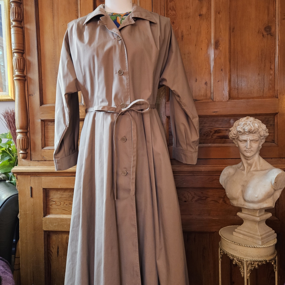 Vintage Carol Cohen Braefair Classic Tan Belted Flare Trench Coat With Collar.